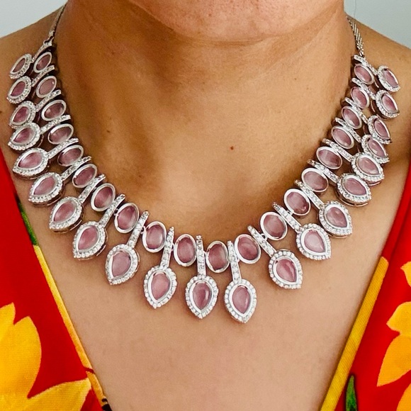 Arrow Shaped Full Coverage Necklace - Picture 1 of 5